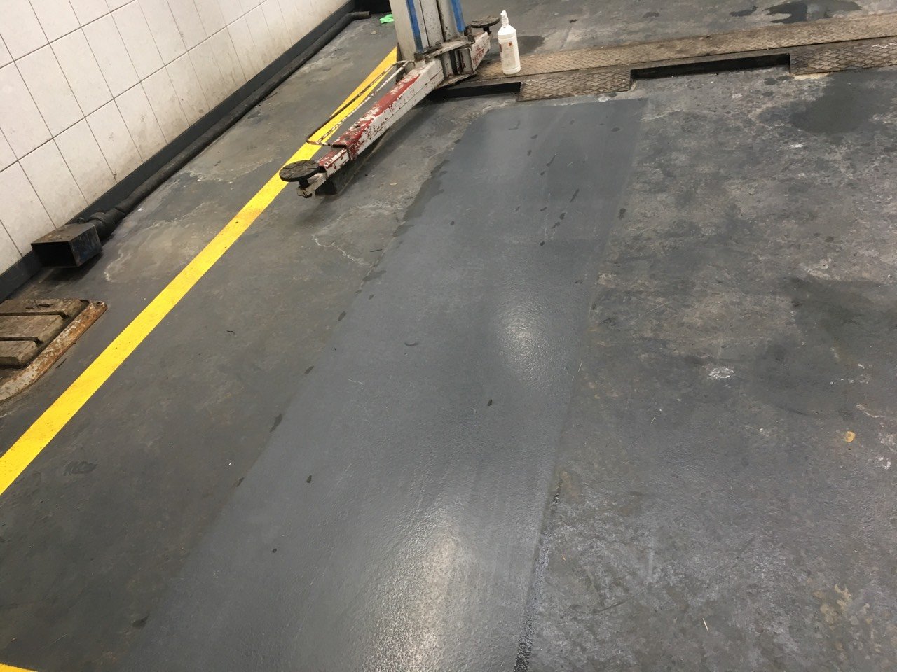 Autószerelő műhely szerelő felületének takarítása Rotowash padlótisztító géppel